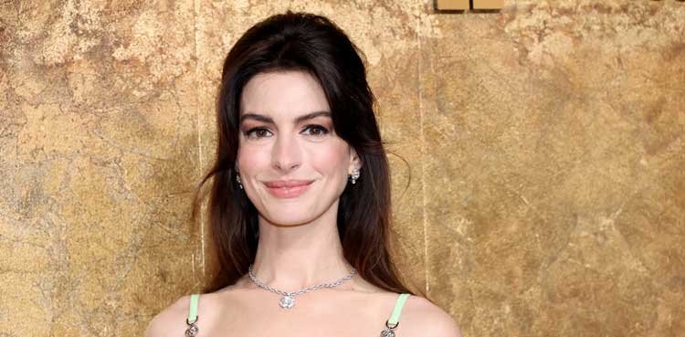 anne hathaway gifted quran by fan at ‘the devil wears prada 2’ premiere